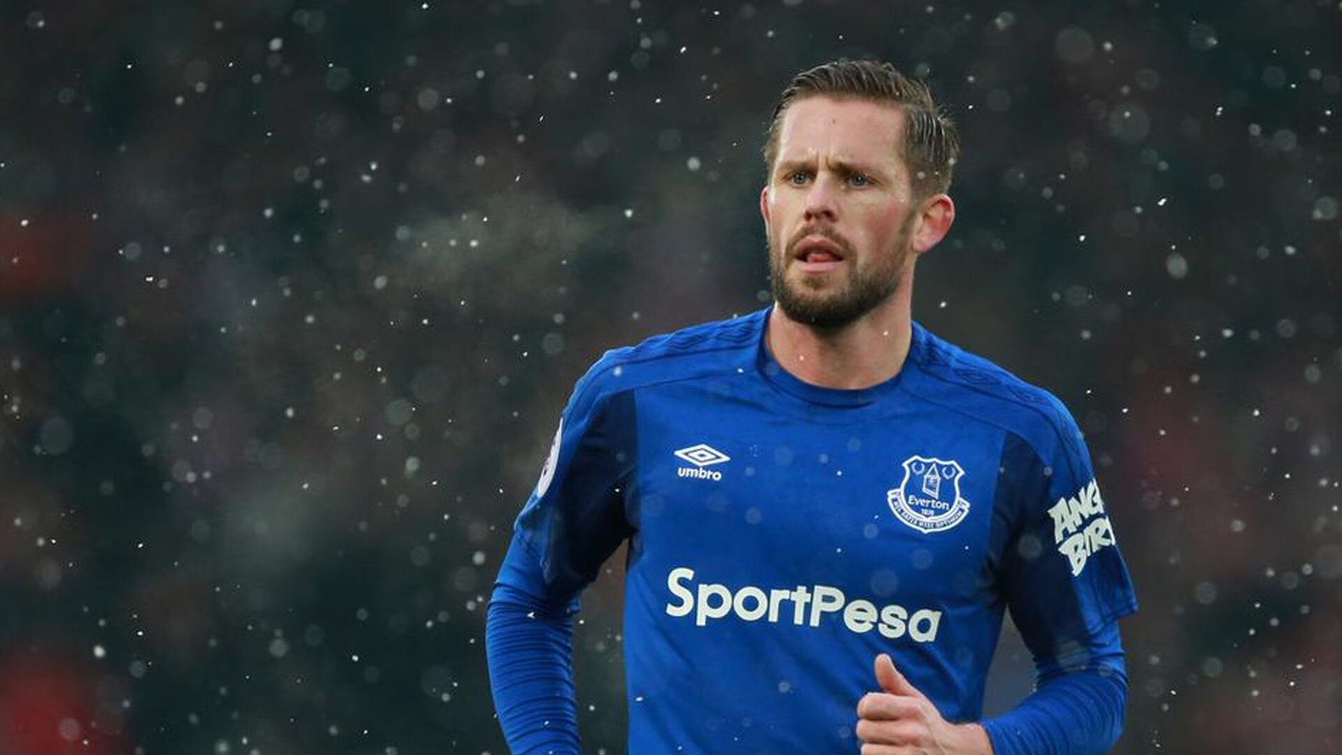 球队出发前往客场现场球迷自发送行场面感人引发关注，球迷冲入球场会受到处理